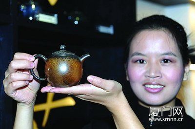 价值8000多元的茶壶。 舒田 摄