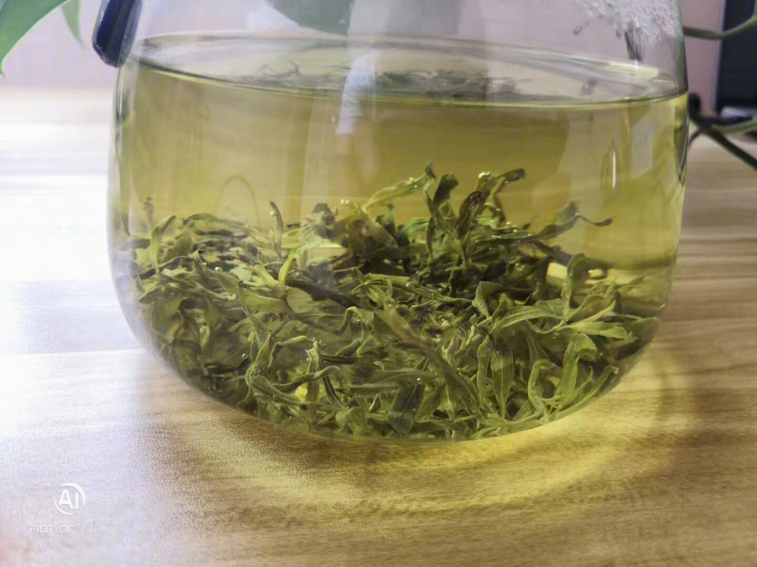 茶农们背篓里的芽尖儿,带着微湿的水汽被收集出来,以便下一步制作.