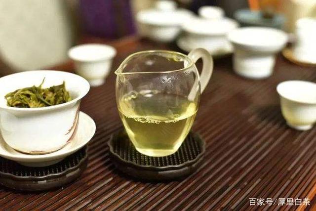 而茶湯裡漂浮著茶毫跟茶湯渾濁並不是同一回事,茶湯渾濁更多是非茶類