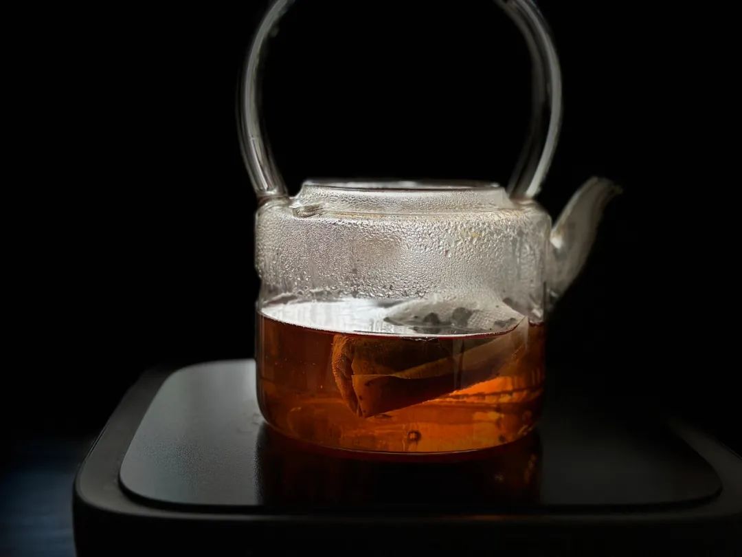 第三步:关火装入冰糖直至融化第四步:倒出茶汤福鼎老白茶泡法,开喝~!