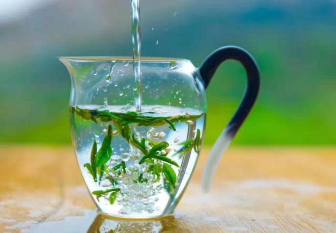 将泡好的平水珠茶茶汤倒入杯子,以七分满为宜.