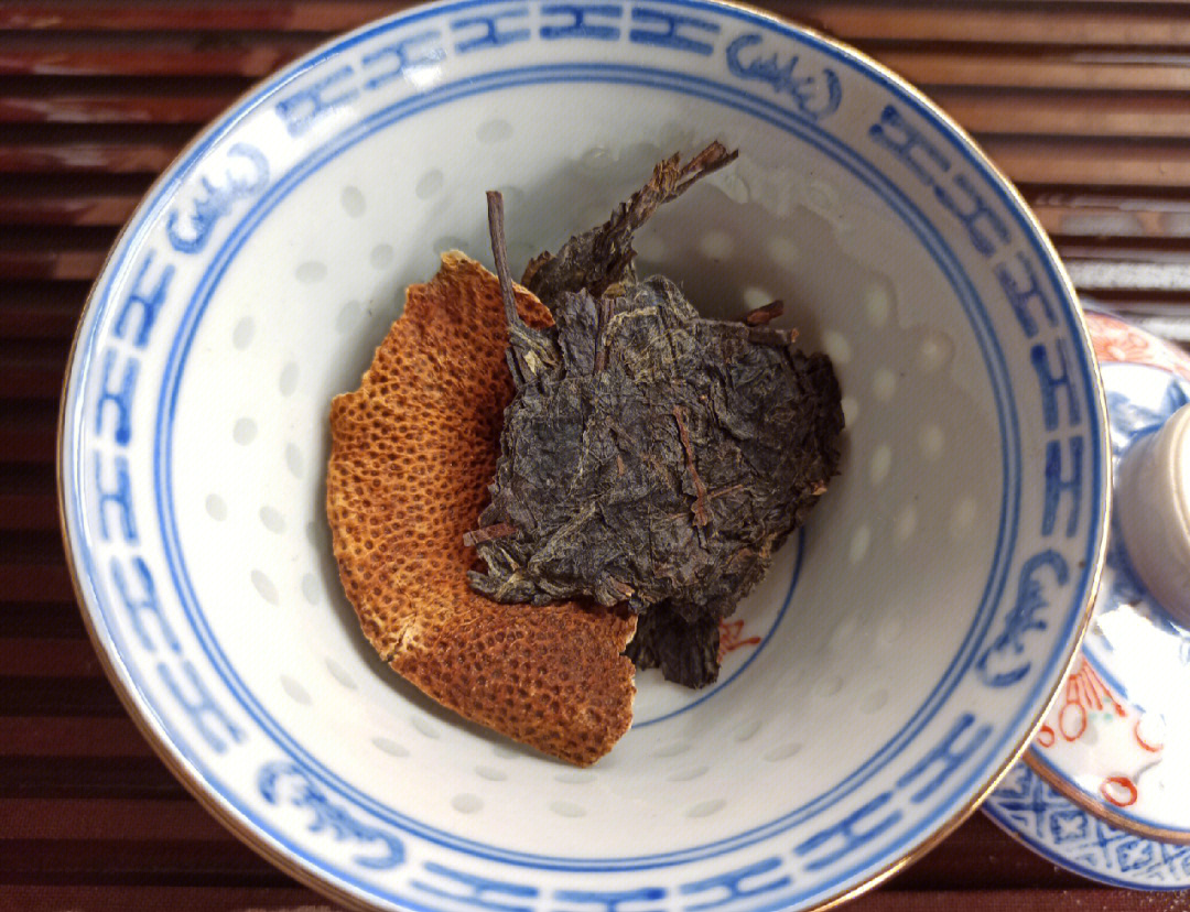 陈皮白茶怎么泡3,陈皮水与白兰花一壶水泡茶完后,将白茶底投入煮茶壶